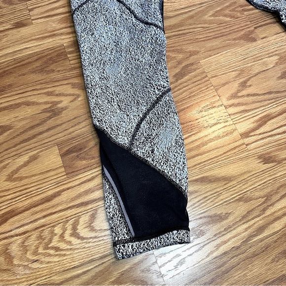 Lululemon Reflective Speed Tight Leggings Size 10 Black/White Pixel Print - Picture 4 of 16